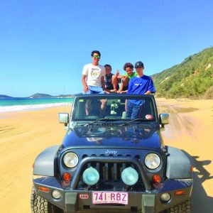 Cours d'anglais en Australie jeep bleu sur plage