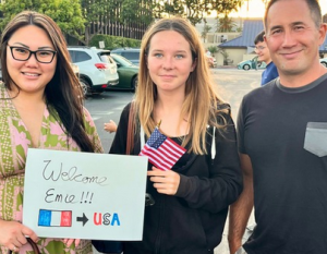 Immersion en famille d'accueil aux États-Unis avec pancarte et drapeau américain